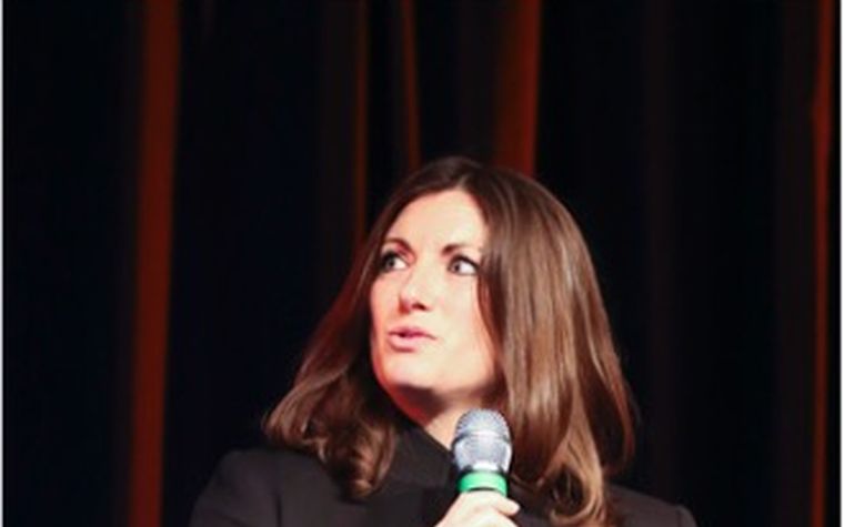 Barbara Langer auf der Bühne der Preisverleihung in Paris