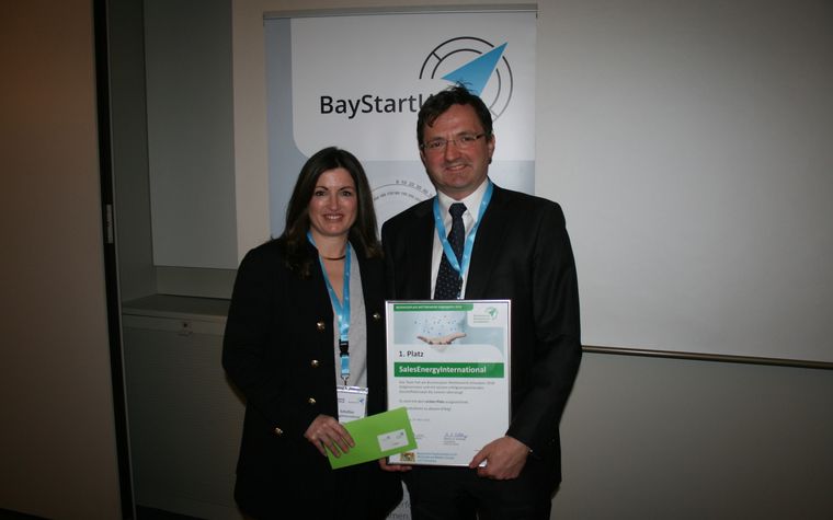 Übergabe der Urkunde bei BayStartUP